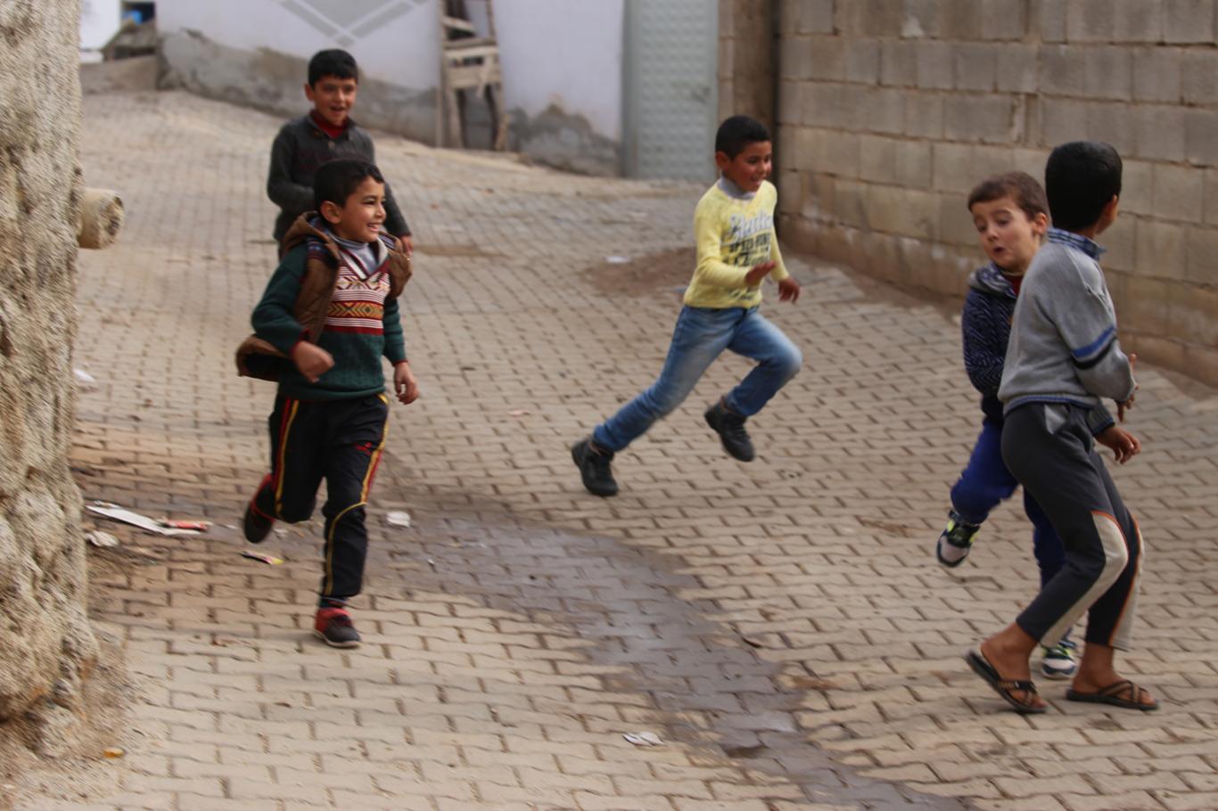 ​Sınır köyünde çocuklar bombardıman sesleri altında oyun oynuyor